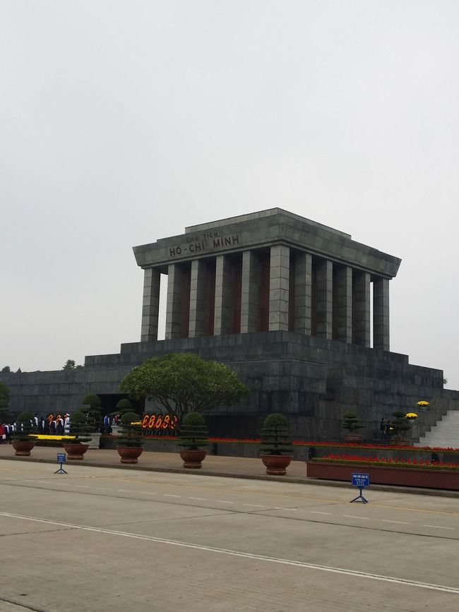 三日目はホーチミン廊にいきましたよ！<br />ここ行くときリュックで行くと預けなければ<br />いけないです！