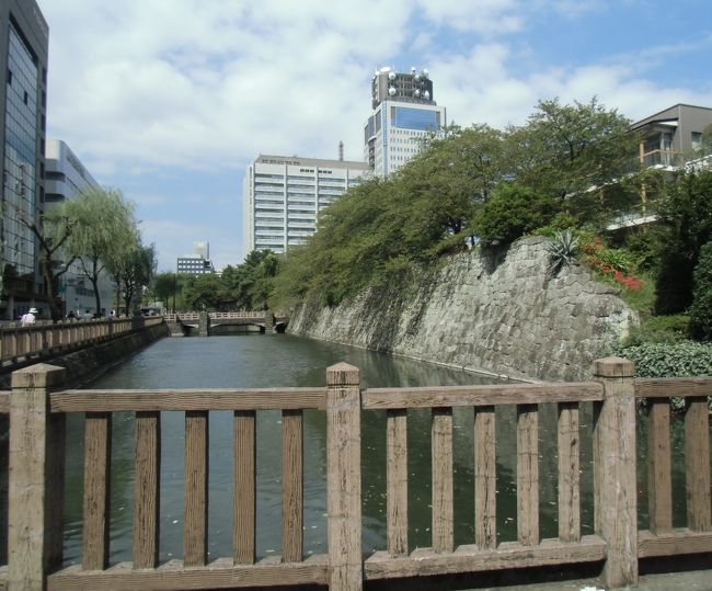 【三の丸堀・南西端】<br />静岡駅から、400ｍほど北に進むと <br />立派な堀・石垣が姿を現した。<br />市内（県内）中心部に現存する見事な遺構。