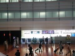 いつもは新幹線で名古屋へ行きますが、ふと「飛行機で行ったらいくらかな？」と前日ＡＮＡのページで調べてみたら、羽田からセントレア（中部国際空港）がなんと8,900円！！
17：15発の１便だけありました。
新幹線よりも安いですが、セントレアから名古屋への交通費を足すとあまり変わりません(^^ゞ
