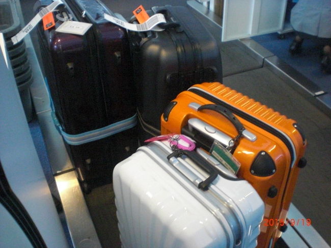 それぞれに1個のスーツケースを預けます。身軽になって空港内をブラブラ