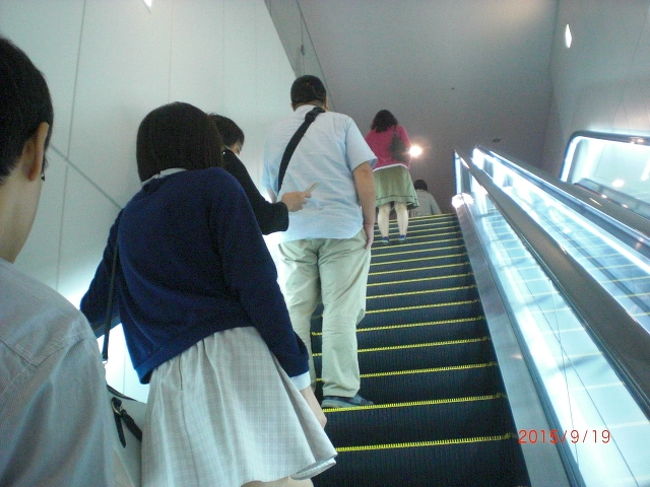 ラウンジへのエスカレーター。気分はもうすっかり日本を飛びったってます