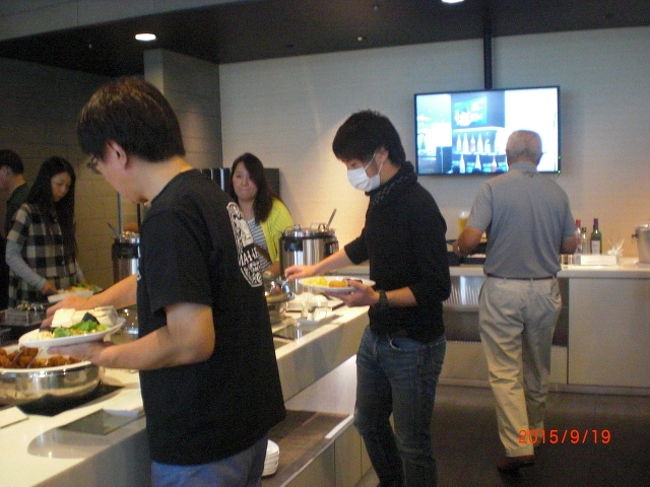 機内食が出るので、ちょっとだけ頂きます