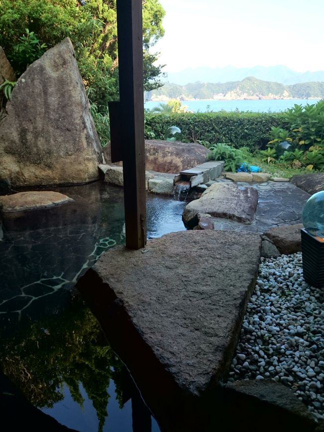 私一人でしたので、パチリ。<br />晴天に恵まれて、海も光ってます。