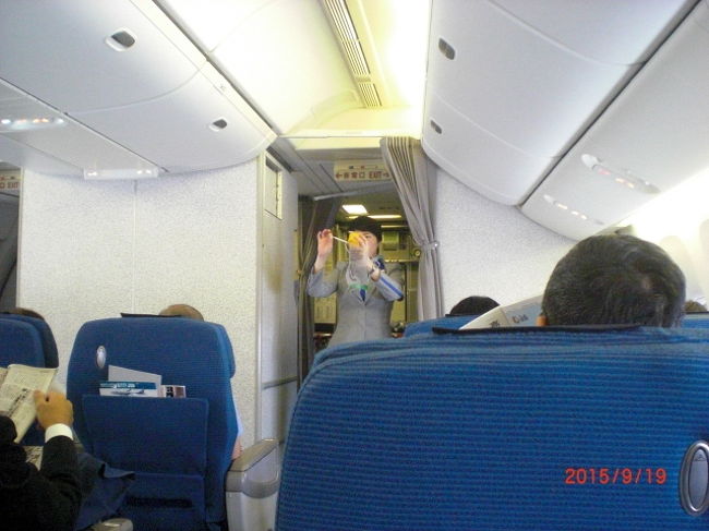 座席にモニターが付いて無いので、久々にＦＡの緊急時デモンストレーションを見ました。モニターは脇から引っ張りだして使用するタイプ、そのため飛行機の離着陸時はモニターが使えなかったのが、少し残念でした