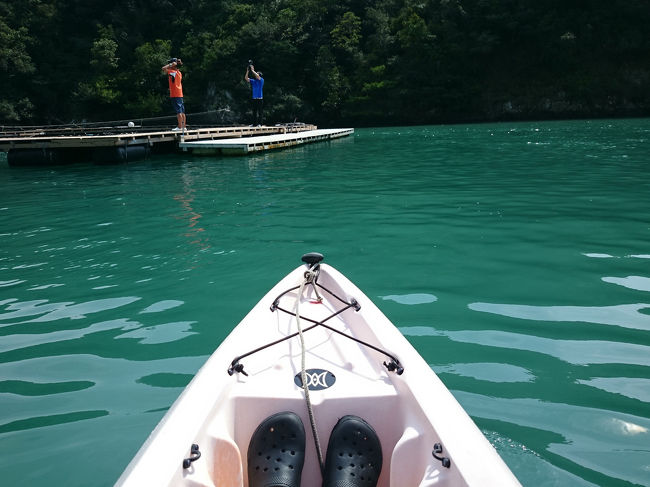 結構狭いです。<br />水面がすぐそこ。