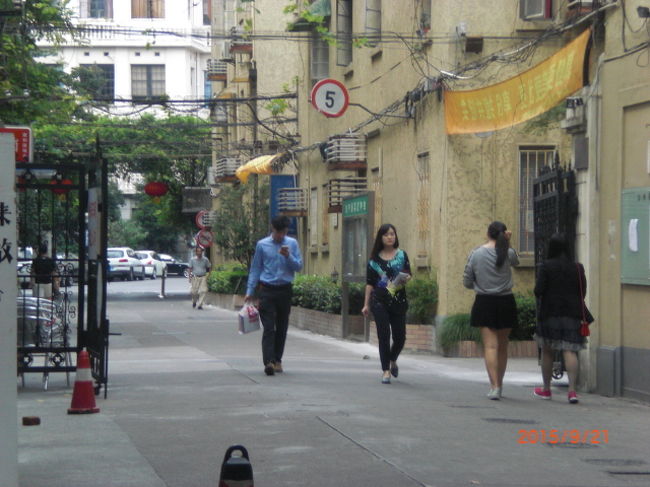 さっきの看板の所からホテルに続く私有地みたいな道です