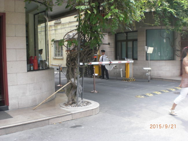 ガイドさんに聞いたら、このホテルは政府所有地に建ってるらしく、同敷地に現地の人達の家が沢山有りました。周りは門と塀に囲まれていて、役人さんみたいな人達が大勢いて、夜8時位には鍵をかけて、車とかの出入りは一切できなくなります。驚きでした