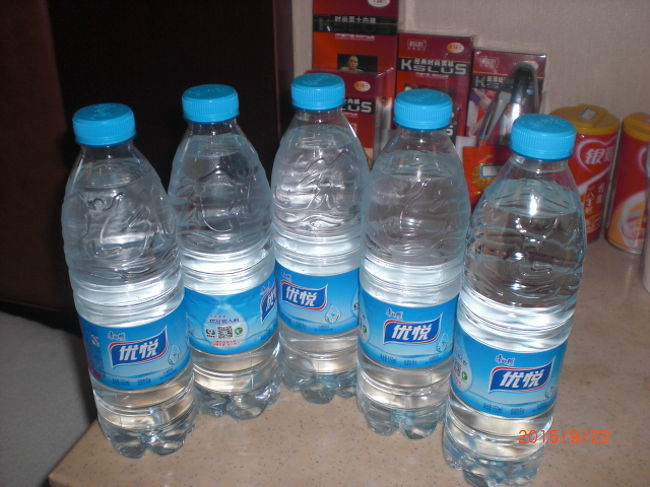 サービスでミネラルウオーターが1日2本づつ置いて有りました。が、この現地のボトル、中身の量が微妙に違ってるのわかりますか？水は沸かさないと飲めないという事は聞いてたので、私達日本からたくさんお茶や水を持ち込んでたので、一つも口は開けませんでした