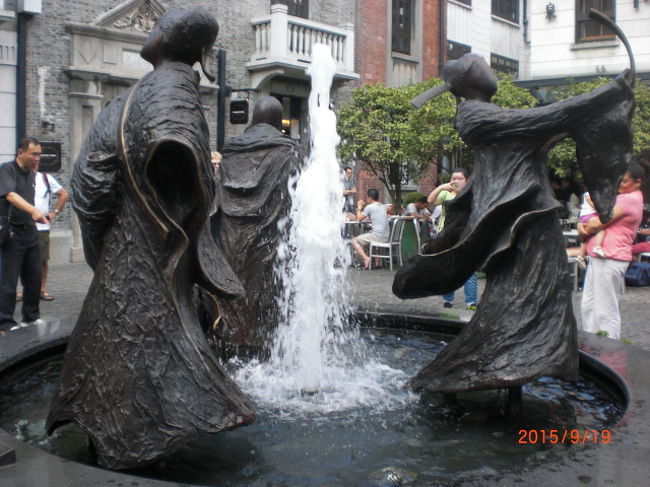 新天地の中心にある銅像。石畳の歩道ですし、雰囲気は有りますが、何せ物が高すぎて買う物が無かった