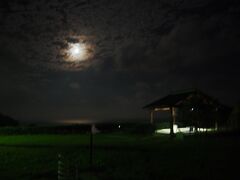 そしてお気に入りスポット。
漁火公園。
月がとても綺麗に見えました。
右下には・・・