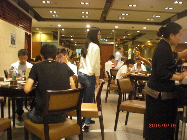 店内はお客さんで賑わってました