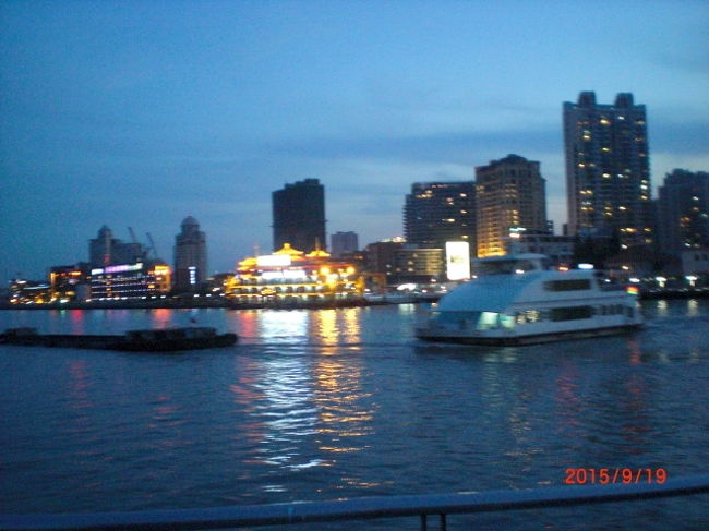 観光クルーズ船も沢山見えます