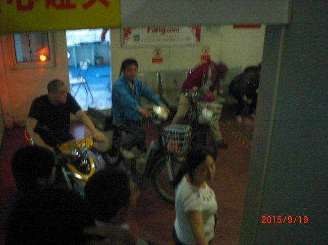 渡し船は二階建てで、一階は地元の人達がバイクに乗って乗船してます。バイクの人は二階には行けません