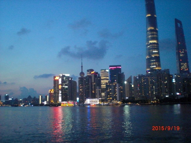 遠目ですが東方明珠塔も見えます。公共の渡し船でも十分上海の近未来的な夜景を楽しむ事が出来ました。川の往復で約30分位の旅でした。・・・ちょっと早目に旅行第一日目のスケジュールを終了
