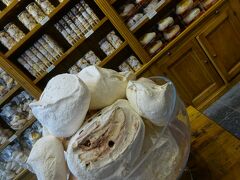 旅行前、友達と
「いろんな店でチョコレート買って、ホテルでワイン飲みつつ試食会しよう！」ってテンションをあげて、チョコレートまみれになるつもりだったので、チョコレート沢山買う！食べる！っていう気持ちで店内に。
この時はまだチョコレートにたいする気持ちは意欲的だった