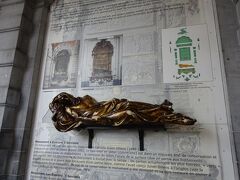 広間の近くのセルクラースの像
像に触ることで幸せになるらしいけど触ったところで食欲は復活しないし、私の幸福ではなかったから、触った分のエネルギーしか消費できなかったから、そんなご利益はなかった
これがチョコレートだったら......と考えるだけでぞっとするぐらいに、この時はもうチョコレートにうんざりしてた
スイーツハンターどころではなく、頭にはファミチキが浮かび上がっていた
しょっぱいもの……肉汁……