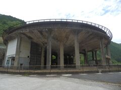 神子畑鉱山は1878(M11)年から1917(T6)年まで操業した鉱山．生産量が多く無く短い期間の操業だった．
閉山後には近隣の明延鉱山(養父市)の選鉱場として整備された．1987(S62)年鉱山閉山とともに閉鎖され現在はコンクリート構造物のみが残るのみとなる．
写真は鉱石と水･薬品を分離し，精鉱を回収する水槽(シックナー)．