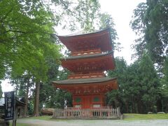 八鹿の市街から西へ14km程走り，妙見山の山中に入り名草神社へ．
真っ先に目に入るのが三重塔．
1527年に出雲国主尼子経久の願いにより出雲大社境内に建てられた．出雲大社がかつて杵築大社と呼ばれていたことから杵築の塔とも呼ばれる．
出雲大社本殿造営の際に妙見山から杉の巨木を提供した返礼として1665年に現在地に移築された．
三間三重塔婆，杮葺，国重要文化財(旧国宝)．