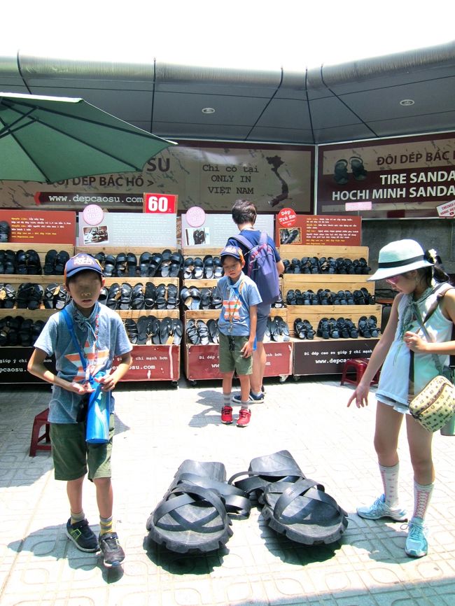 出口にあったサンダル屋さん。<br />タイヤで作っているそう。夫購入。<br />この後ホアロー収容所に行こうと思いましたが、子供達拒否。<br />暑くて疲れたそう。<br />タクシーで移動してランチへGO