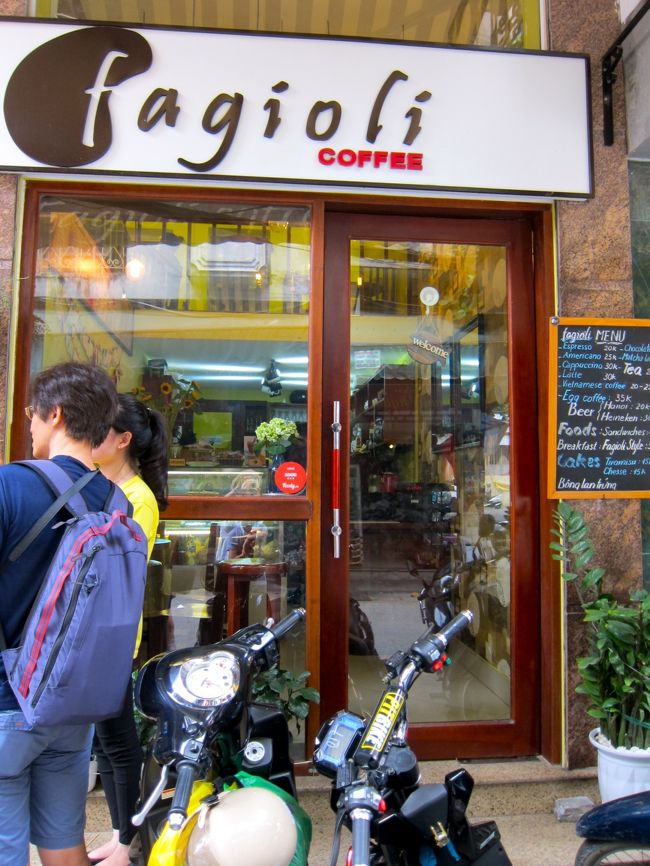 まずはプリン。聞き込み開始。<br /><br />この店のお姉さんおすすめの店は目と鼻の先。<br />喉が渇いたのでここで一休み