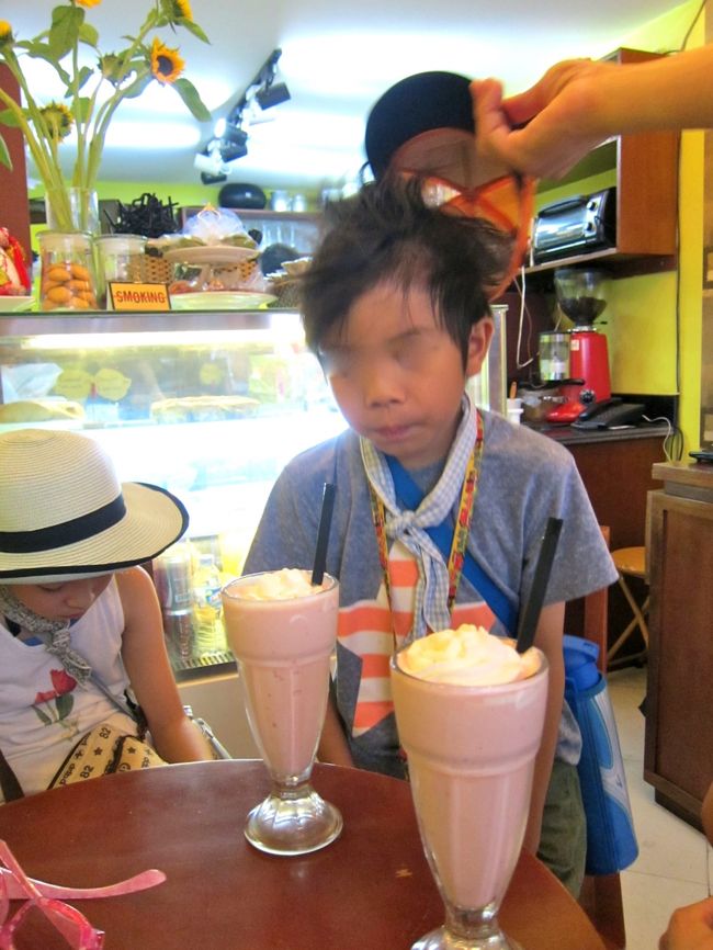 ヨーグルトが売りの小洒落た店。<br />学生デートのカップルが2階に一杯。<br />子供達はヨーグルトシェイク。甘さ控えめで美味しい。