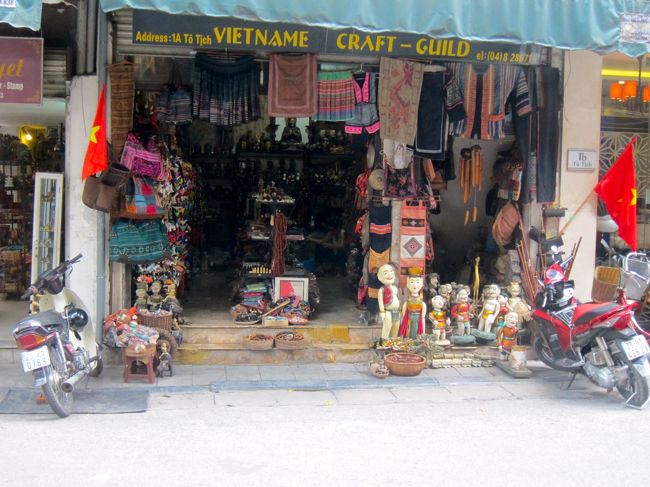 ヨーグルト屋さん周辺にある店。少数民族の織物等を売っています。