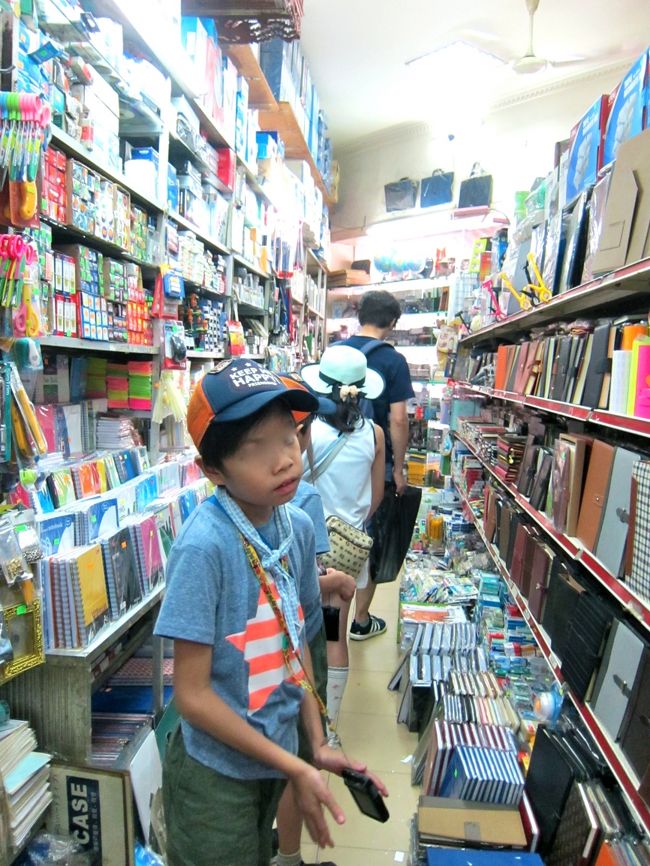 文房具通りにあるお店。<br /><br />文房具好きの娘よ。<br />日本は文房具大国（笑）君の望むものはここには無い。<br />家の近所に有るよ。