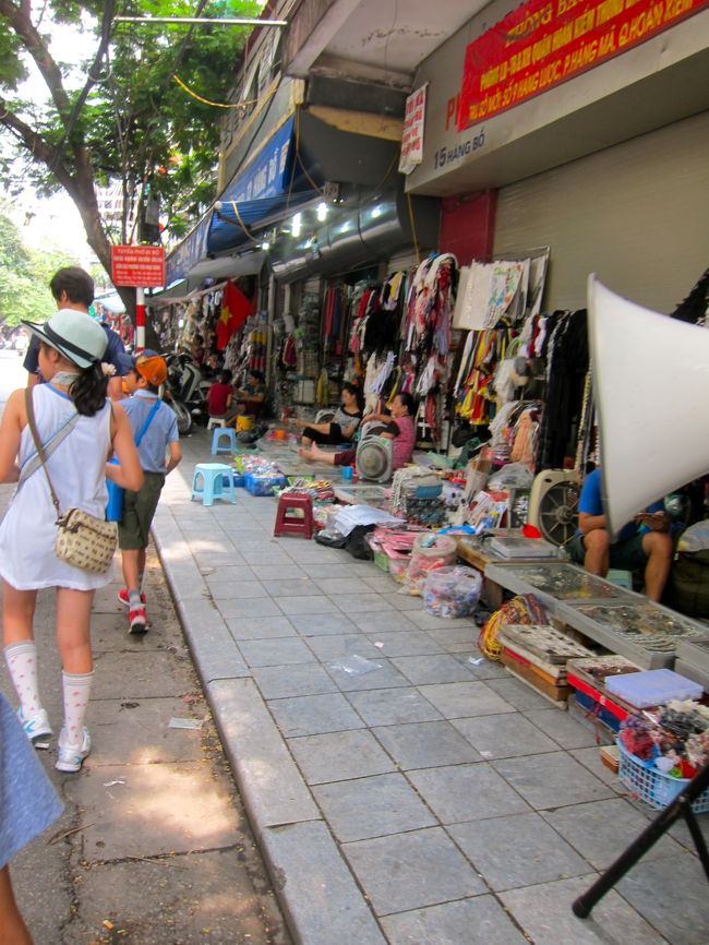 手芸通り。<br />レースやビーズがいっぱい。好きな人にはたまらないかも