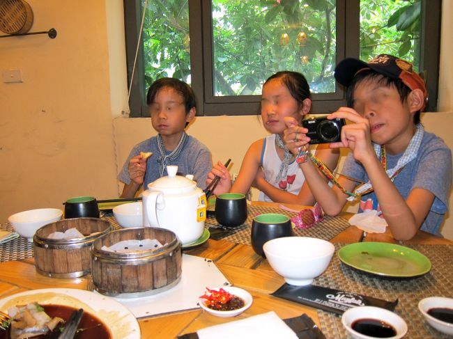 夫「お父さん食べるよ、頑張るよ」<br />娘「冷凍餃子並みには美味しいね」<br />息子１「僕はグルメだから食べないよ」<br />息子２「ねえお母さん。ベトナムティー頼むと蓮茶じゃなくてリプトン紅茶が出てくるの？」<br />夫「香港いこう！飲茶リベンジだ！」<br />