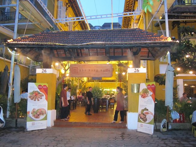 一度ホテルに戻り、プールタイムを過ごしてから夕飯に。<br />昨日と同じような屋台が並ぶフレンチビラを改装したニャーハンゴンヘ。