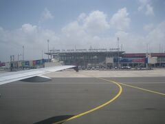 タンザニアの商都・ダルエスサラームのジュリウス・ニエレレ国際空港に着陸(12:40)
