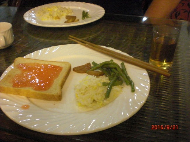 ホテルの無料朝食。料理は何種類かあり、一応ブッフェになってました。<br />朝食会場になってる1Ｆのレストラン会場を写真で撮りたかったのですが、何せ現地の方々しかいらっしゃらない。ビビッてしまい、目の前にある自分のお皿しか写すことが出来ませんでした。テンション・マックス降下…。一応食べ物があるって感じ