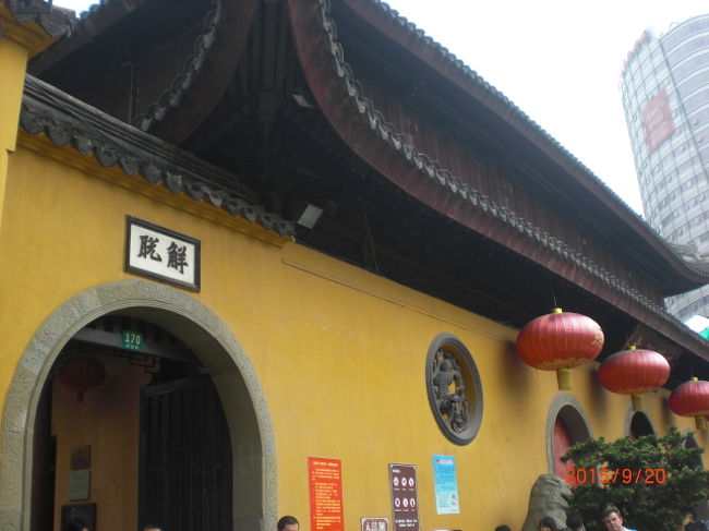 この様な塀に囲まれています。豊作や幸福等、皆さんお祈りするそうです。入場料は1人20元