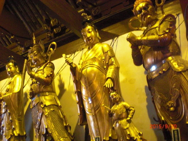 それぞれの建物内にはキンピカの仏像がぎっしり立ってます