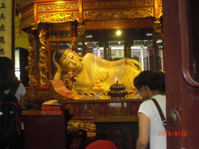 この寺で2番目に有名な仰臥した仏さま。1番目は玉(ぎょく)でできたビルマ製の仏像ですが、撮影は禁止で、撮る事は出来ませんでした。玉が映えるよう暗闇の特別な部屋に展示(多分、展示であってると思う)されてました。日本のお寺とはチョット違った雰囲気で、一見の価値はあると思うので、お寺に行きたいんだったら、この王仏禅寺はお勧めです