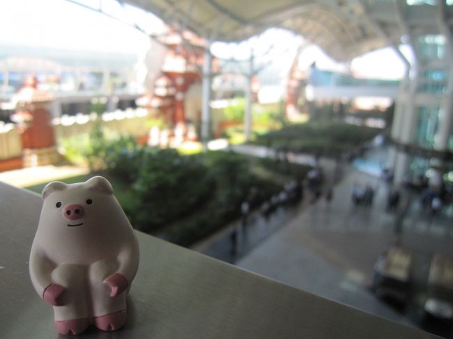 バリの空港、眼下が到着エリア。