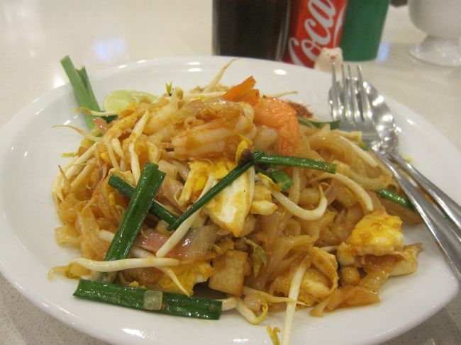 空港で食べたパッタイとコーラ。<br />ほんとはトムヤムクンが食べたかったけど、胃がエスニック疲れしてたので、比較的辛くないパッタイをチョイス。<br />おいしーーー