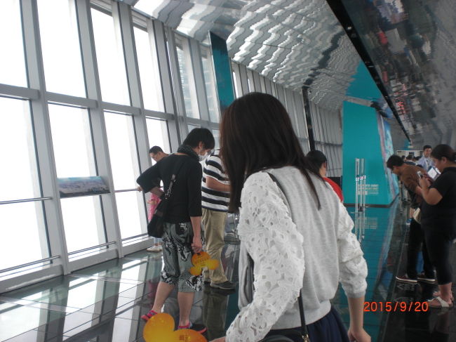 97Ｆのスカイウオークでは下がガラス越に丸見え、94Ｆのスカイアリーナにはカフェもあり、休憩出来ます。みんな恐る恐る脇に寄って、外の景色を堪能しました。