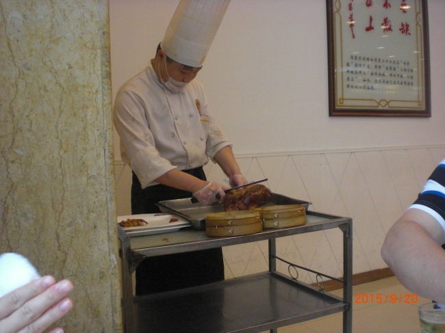 昼のコースで1人当り180元、飲物別・・日本円で4500円位かかりました。北京ダックはスライスしてお皿に盛って出してくれます