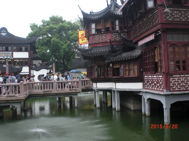 前日は夕食にちょこっと寄っただけの豫園商城に行きました。日本でいう浅草という立ち位置だそうです。明清時代の建物を模した商業施設で、なかはお土産屋さんや食べ物屋さん等になってます。いつ行っても大混雑との事です。ちなみに豫園という名園を取り囲むよう造られているのが豫園商城です