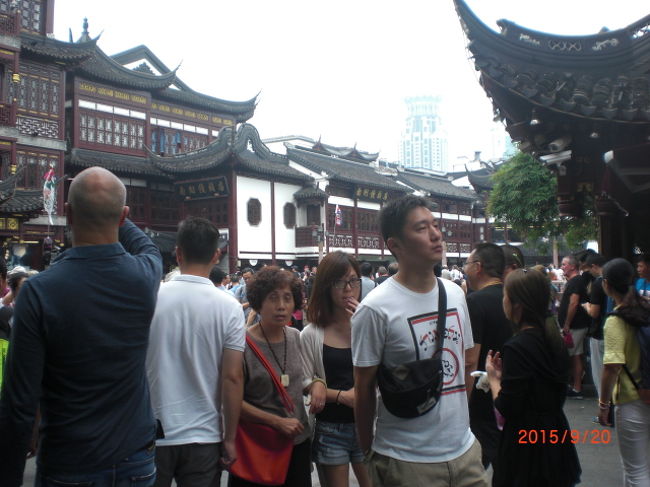 観光客でごった返してました