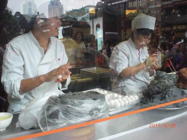 出来立てを皆さん自由に買って、立ち食いしてました。小籠包や揚げ饅頭みたいなおやつ・・・レストランでなくても、昨日こんな風に食べても良かったかな・・・・・美味しそう！！