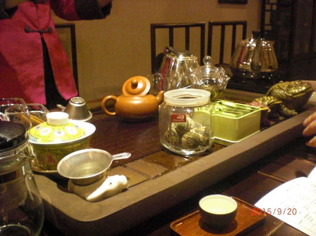 豫園商城の一角にあるお茶セミナーの店に連れてってもらいました。ついついお姉さんペースに引き込まれてしまいます。味見させてもらってるうちに、購入意欲がどんどん湧いて来ます