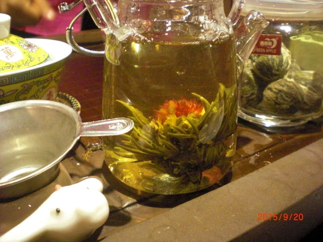 花が開いた状態のジャスミン茶。加工してあるそうですが、とても不思議・・こちらのお店で、ついつい30000円位買ってしまいました