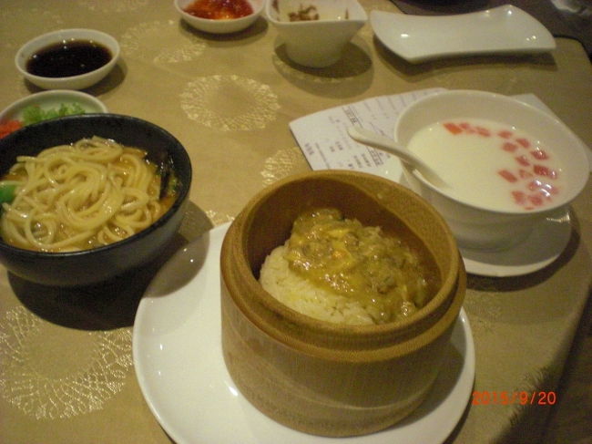 麺か蟹みそソースがかけられたご飯、どちらか選べます。デザートも美味しかった
