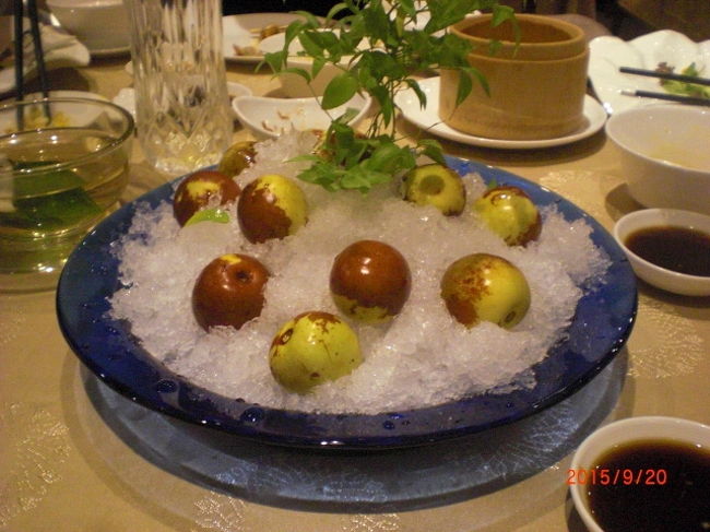 最後にでてきたお口直しの果物。名前聞いたのに忘れてしまいました。ナツメ？