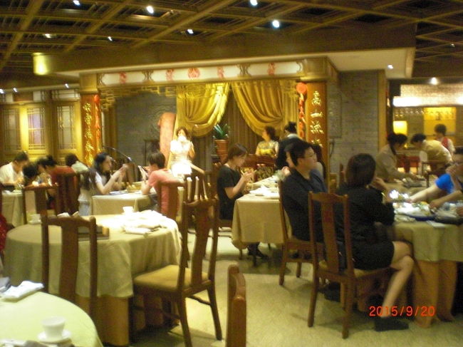 高級感たっぷりのお店でした。ツアーに入ってたので値段はわかりませんが、ツアー代金から憶測するに、飲物別で1人当り7000円位したのではないか・・・と。奥のステージで生演奏が始まるところでしたが、次の予定の上海雑技始まってしまうので、私達は聴く事が出来ませんでした。残念！！