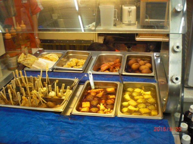 雑技が終わって、途中寄ってもらった地元資本のコンビニのおでん？コーナー。ガイドさんに「写真撮っても大丈夫？」って一応聞いたら、「顔を写さなくっちゃ大丈夫」・・・で1枚パチリ。もう少し店内の様子を撮ろうとしたら、ものすごい勢いで、若いお姉さんに怒鳴られた・・・怖かった。何も買う意欲が湧かなかった…