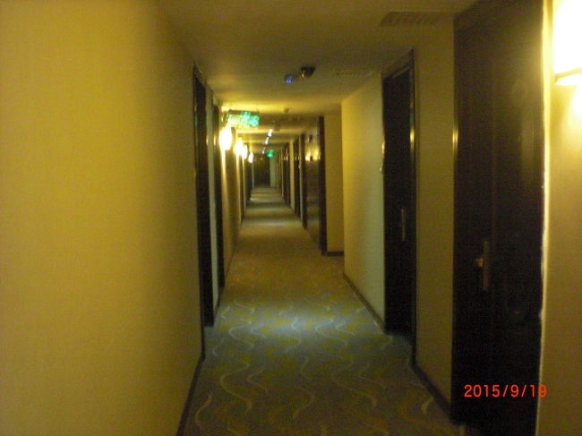 ホテルに戻って二日目終了。部屋につづく廊下。雰囲気有りそうに見えるのにね…。コンビニの店員さんには参ったけど、家族全員で北京ダックや上海蟹を食べれて、上海雑技も鑑賞できて・・・本当に楽しかったし、嬉しかった。大・大・大満足の1日でした
