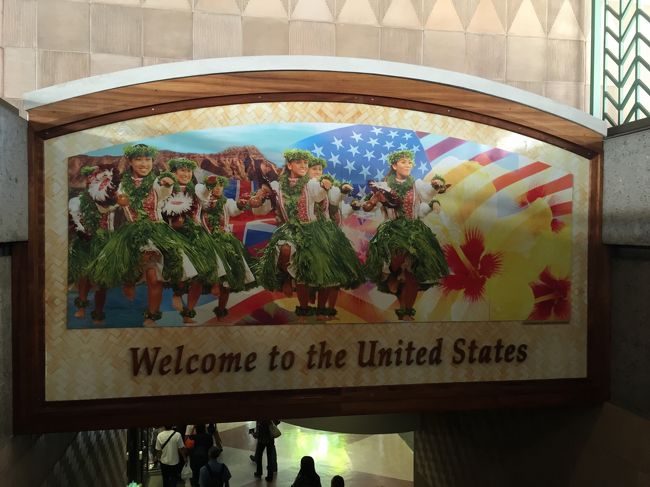 ホノルル空港に到着〜。<br />お決まりの写真をパチリ☆<br /><br />今回もLOOK JTBを利用しているので、スーツケースをピックアップしたあとは税関を出て左側の団体用出口へ。JTBカウンターで受付を済ませ、荷物を預けて身軽に。<br /><br />シャトルバスに乗ってホノルルに向かいます。この時点でまだお昼まえ。ホテルに行ってもチェックインはできないので、アラモアナセンターで下車することにしました。<br />